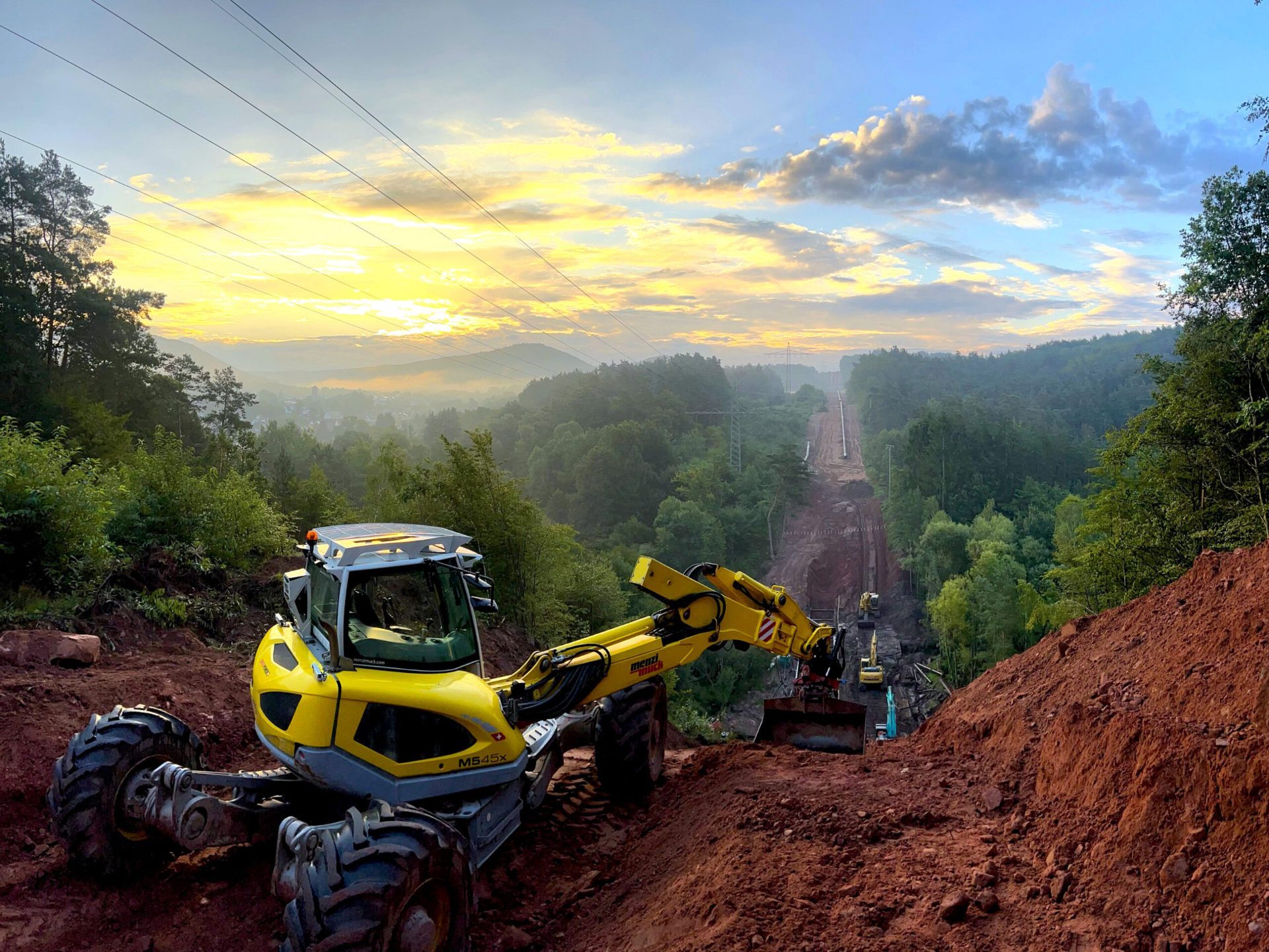 Menzi Muck M545x pe traseul unei conducte, la răsărit