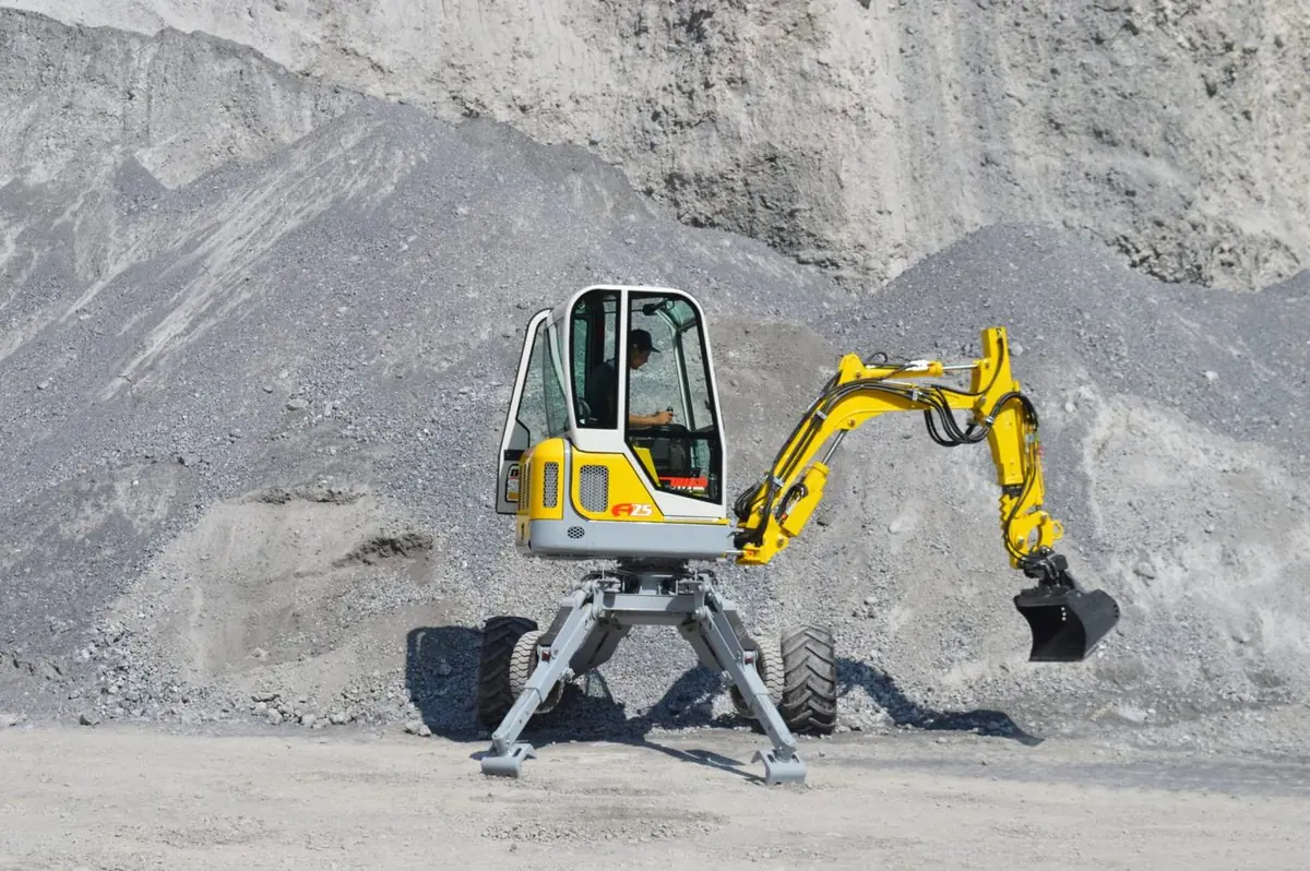 Excavator pășitor Menzi Muck A25 lucrând într-o carieră
