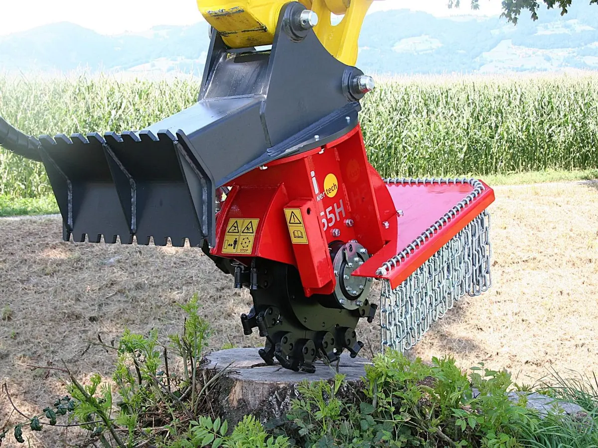 Freză de cioate montată pe Menzi Muck