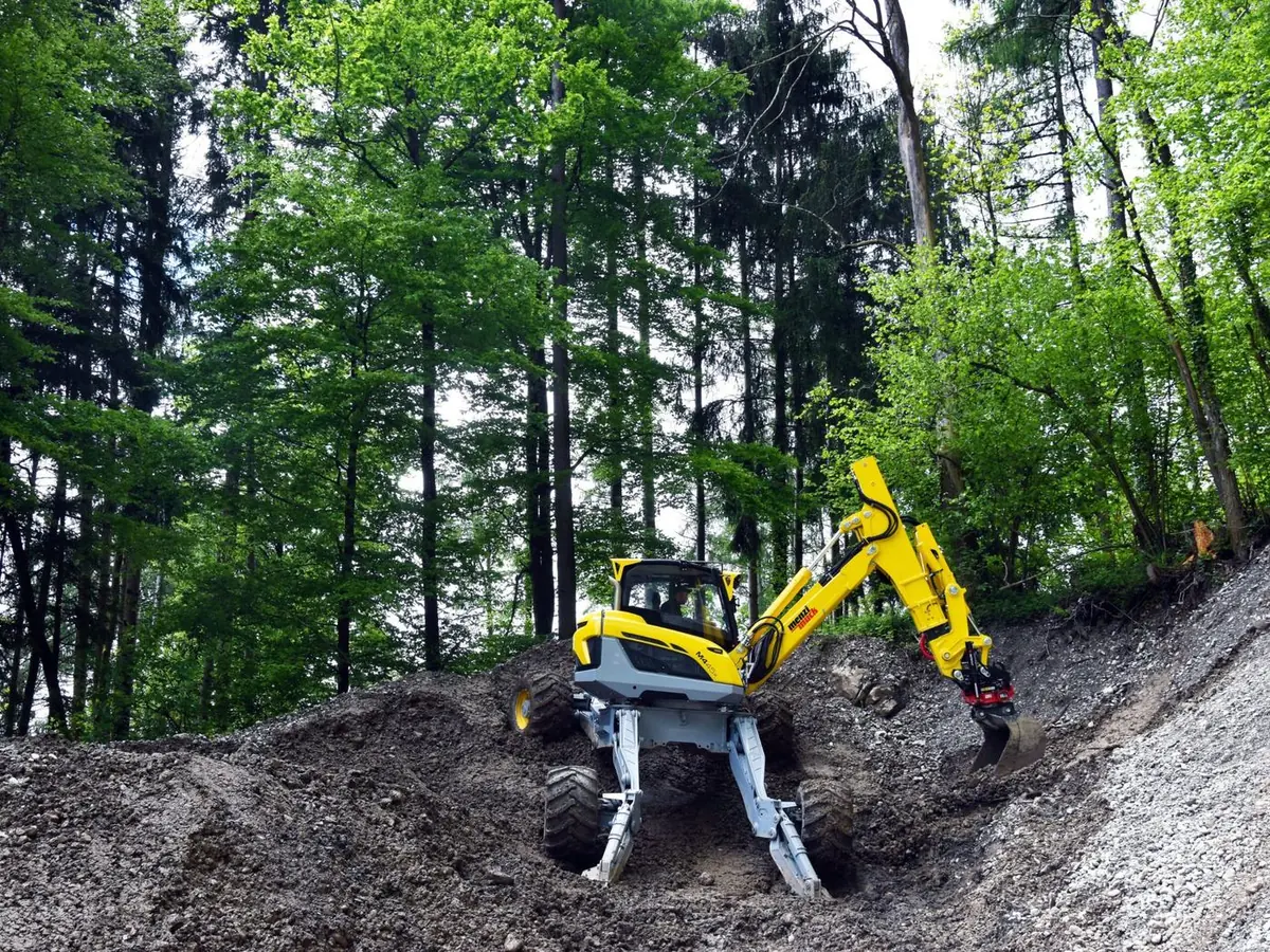 Menzi Muck M4x lucrând în pădure