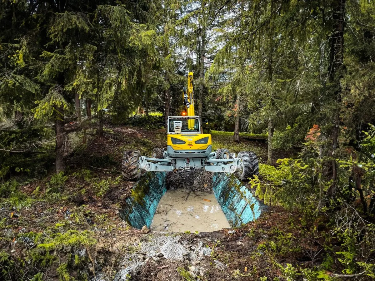 Menzi Muck M535x cu graifer în pădure