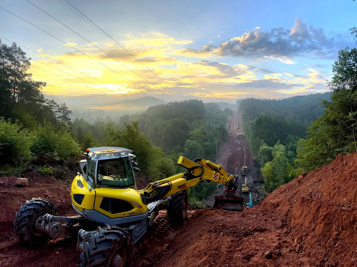 Menzi Muck M545x pe traseul unei conducte, la răsărit