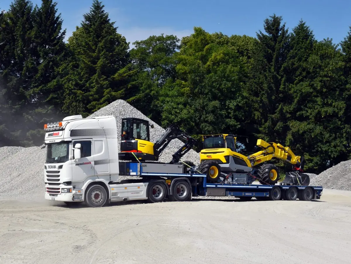 Excavator pășitor Menzi Muck încărcat pe trailer pentru transport