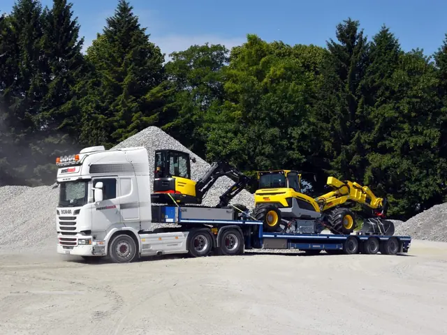 Excavator pășitor Menzi Muck încărcat pe trailer pentru transport